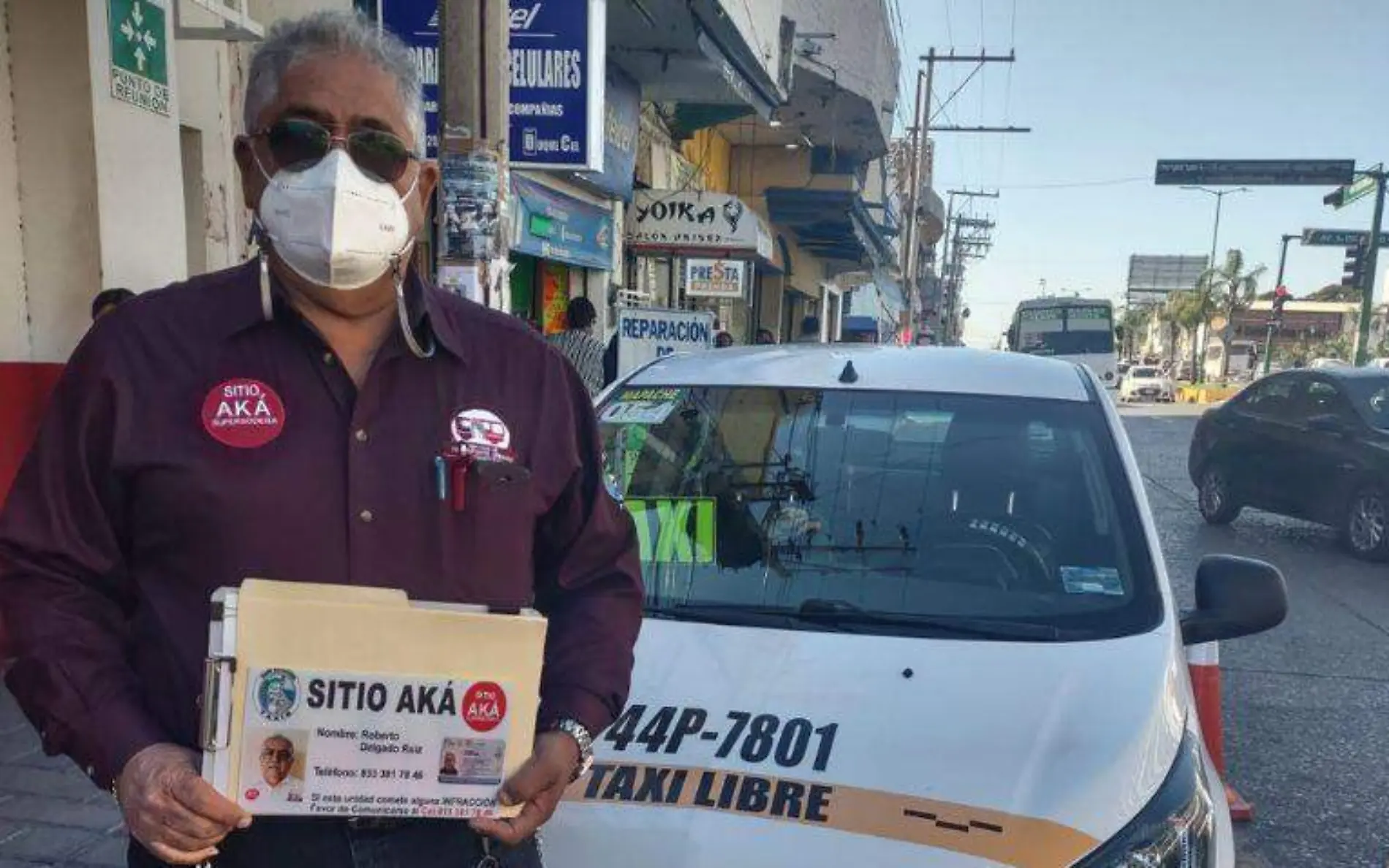 Taxista pone sus datos en vehículo 